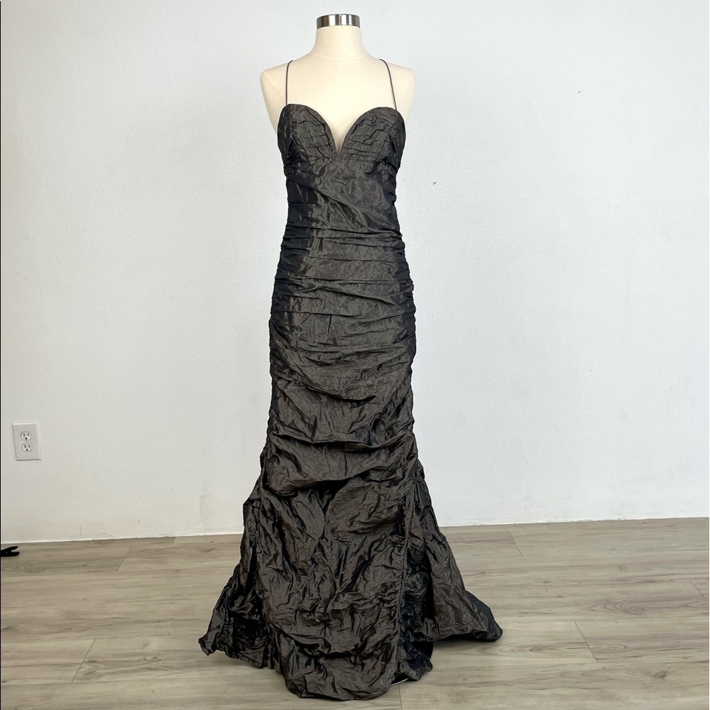 Nicole Miller Signature - Floor Length Mermaid
Flare Formal Gunmetal Gown 6. EUC